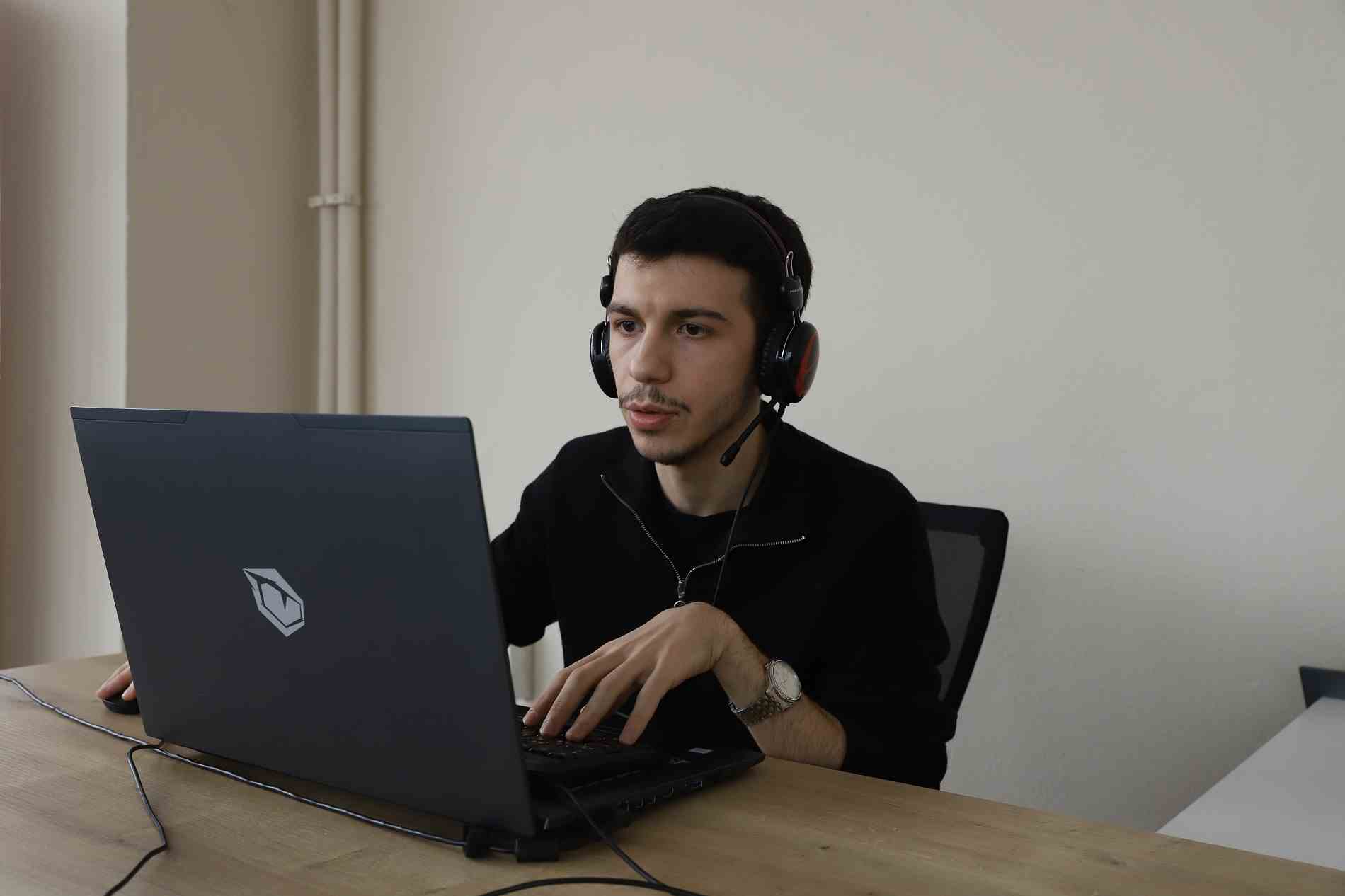 GENÇLER KODLAMA EĞİTİMLERİNE ‘ONLİNE’ DEVAM EDİYOR